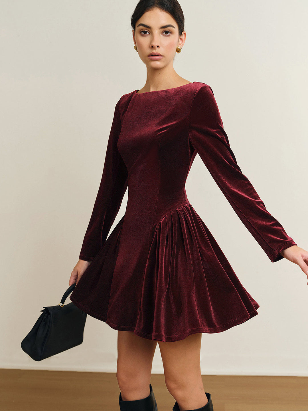 Plissiertes Samtkleid mit Einsätzen