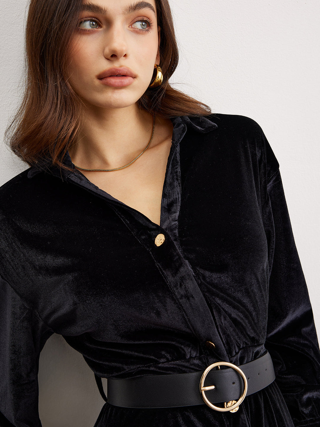 Kleid mit Gürtel aus Samt und Knöpfen