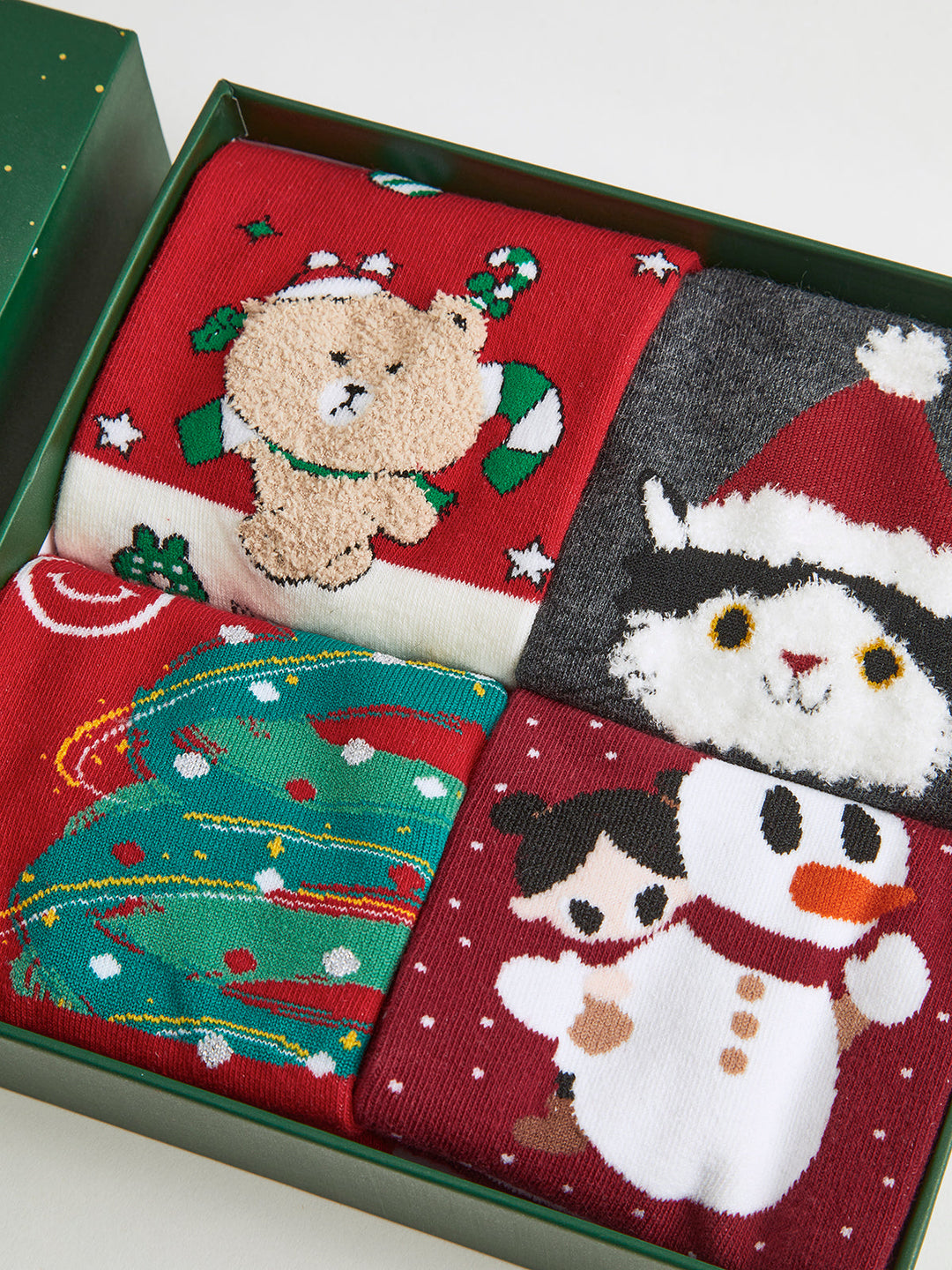 Cartoon Weihnachtsgeschenkbox mit Socken