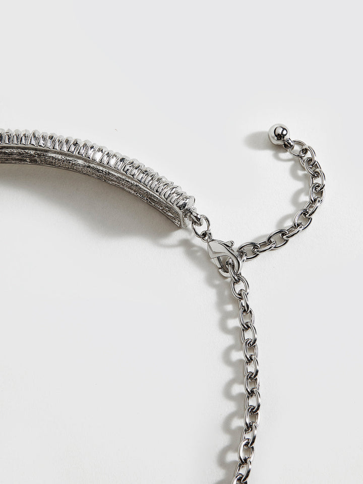 Retro-Choker mit verdrehter Metalltextur