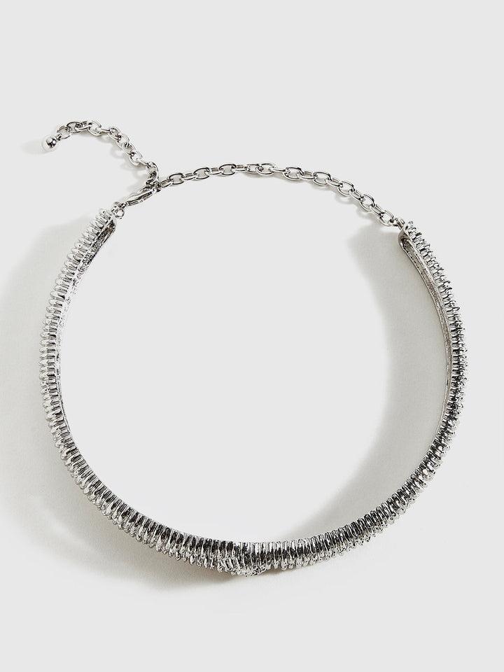 Retro-Choker mit verdrehter Metalltextur