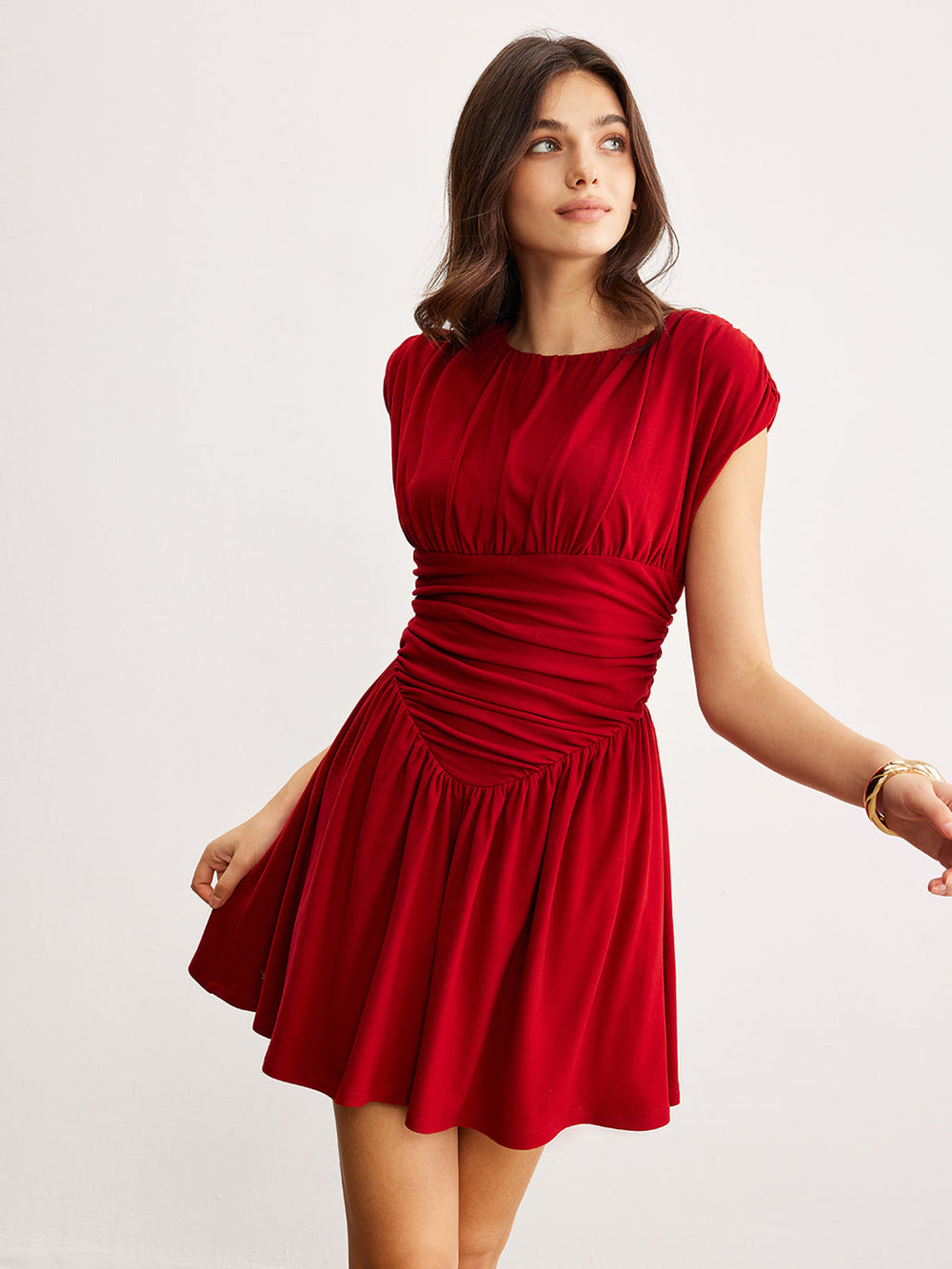 Elegantes Kleid mit Falten und Rüschen