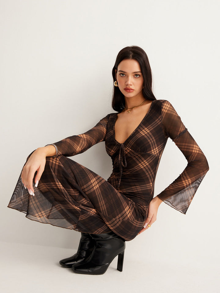 Halbtransparente Kleid mit Karomuster und Glockenärmeln aus Netzstoff