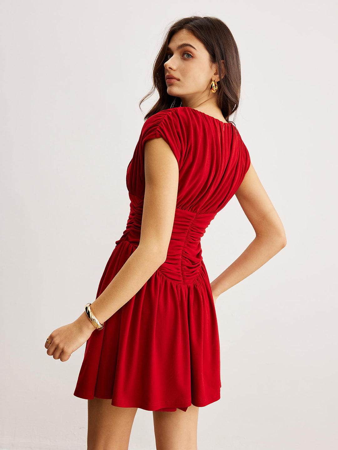 Elegantes Kleid mit Falten und Rüschen