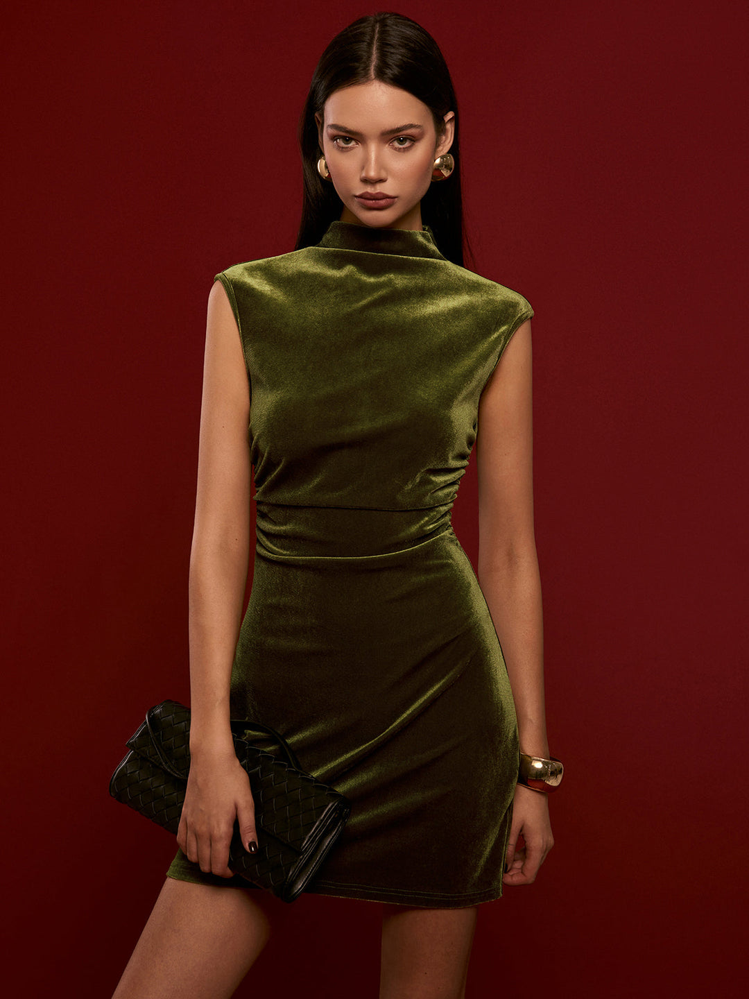 Kleid aus Samt mit hohem Kragen und ohne Ärmel