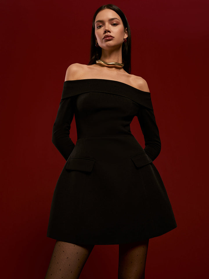 Rückenfreies Kleid mit Falten und kurzen Ärmeln