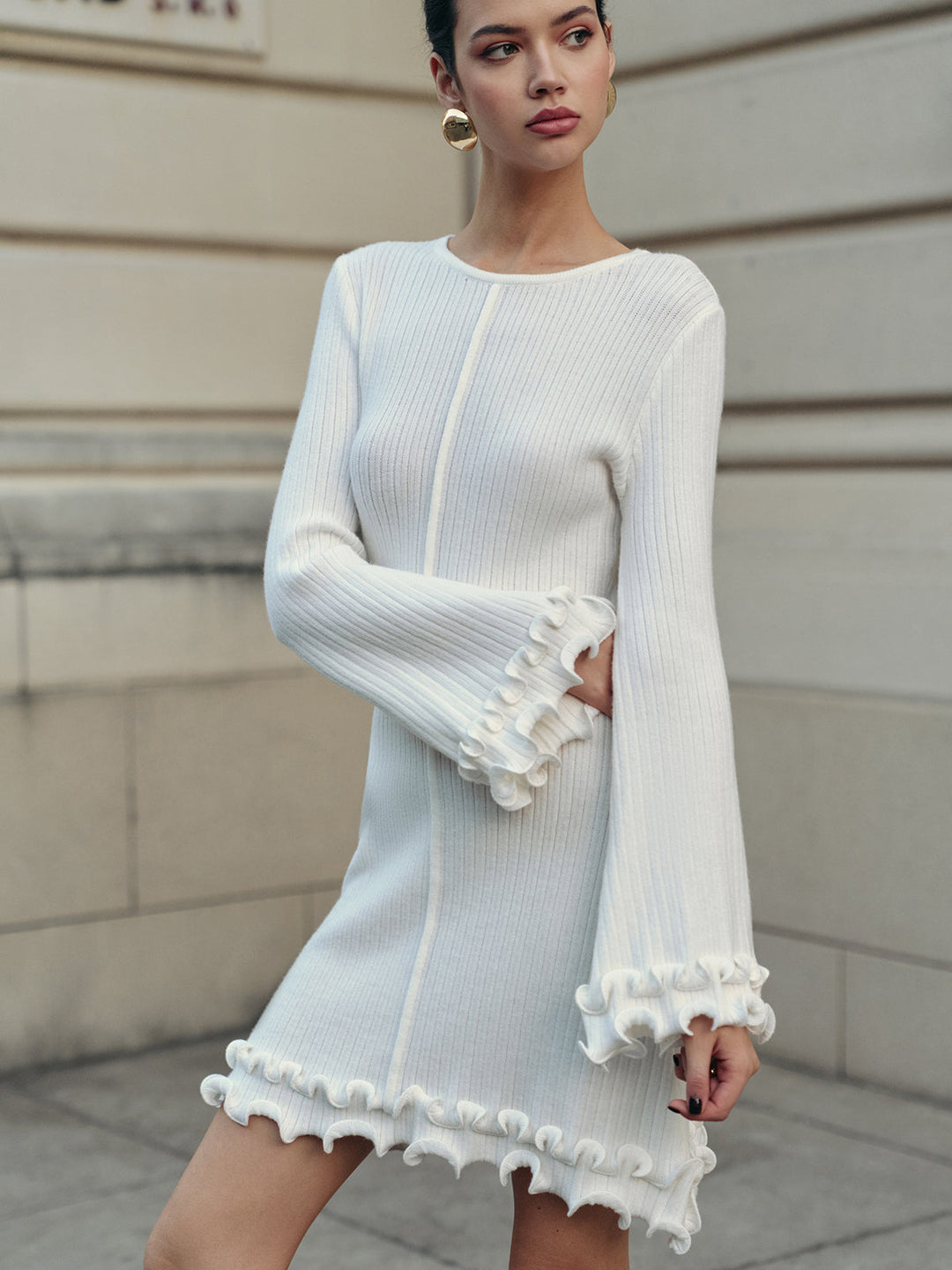 Pulloverkleid mit Glockenärmeln und Rüschensaum
