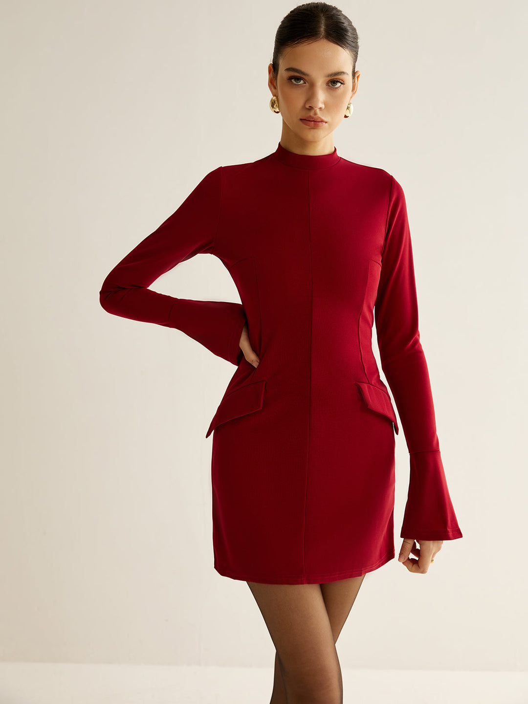 Schlichtes Kleid mit Paspelierung