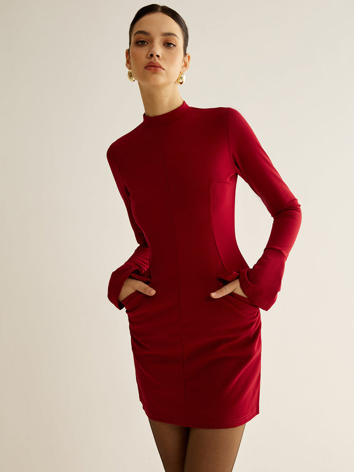 Schlichtes Kleid mit Paspelierung