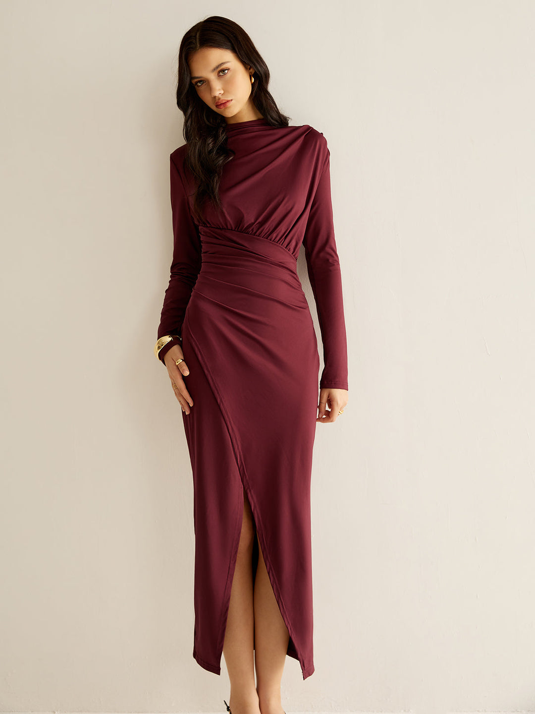 Elegantes Kleid mit Falten und Schlitz