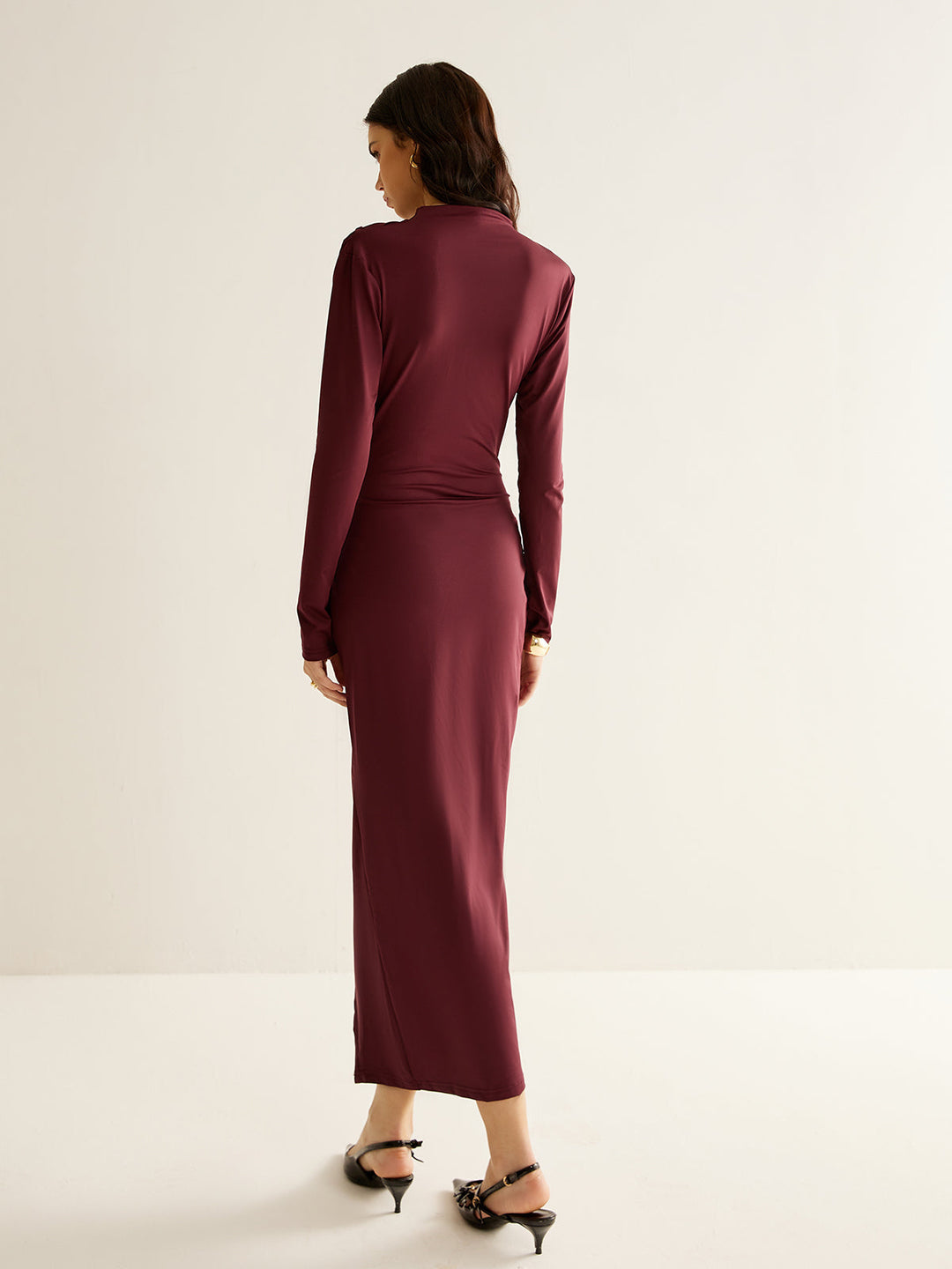 Elegantes Kleid mit Falten und Schlitz