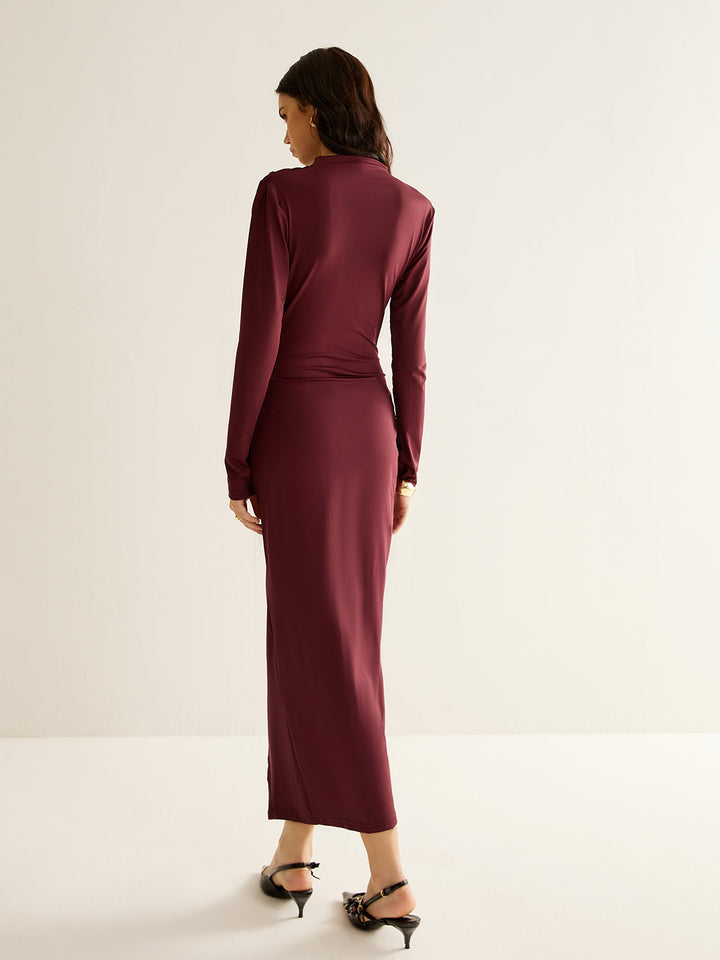 Elegantes Kleid mit Falten und Schlitz