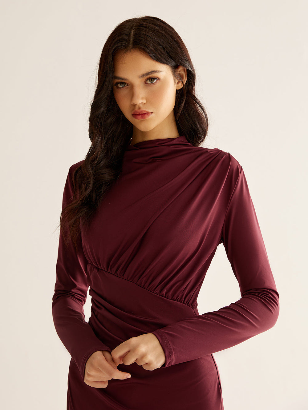 Elegantes Kleid mit Falten und Schlitz