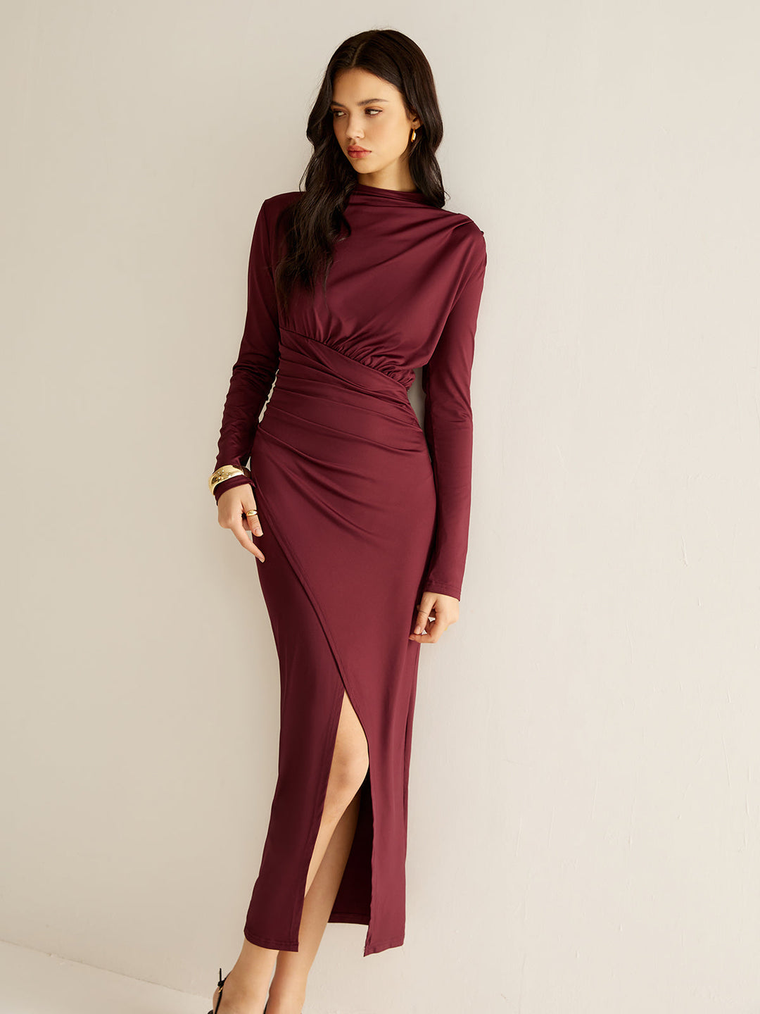Elegantes Kleid mit Falten und Schlitz