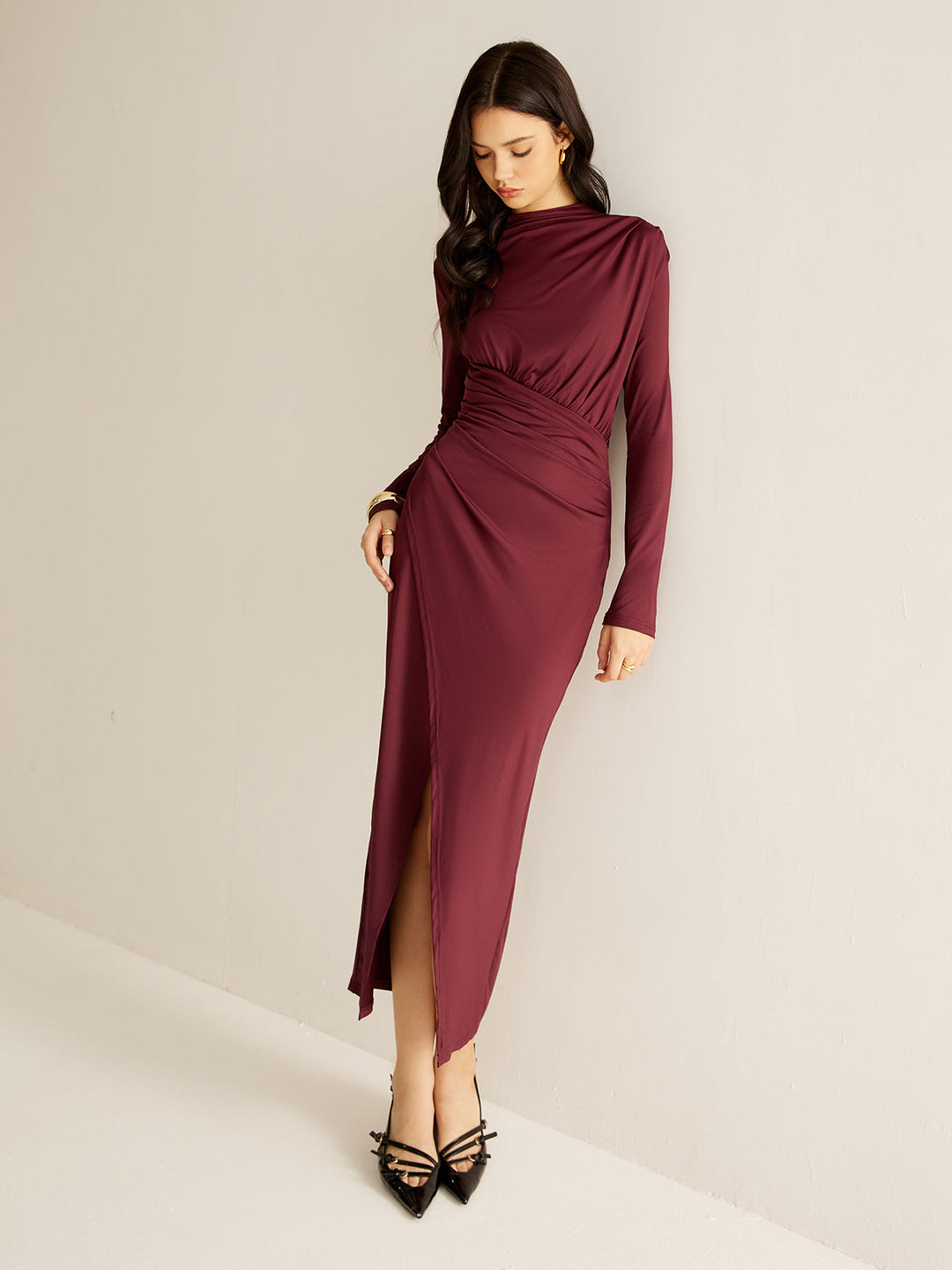 Elegantes Kleid mit Falten und Schlitz