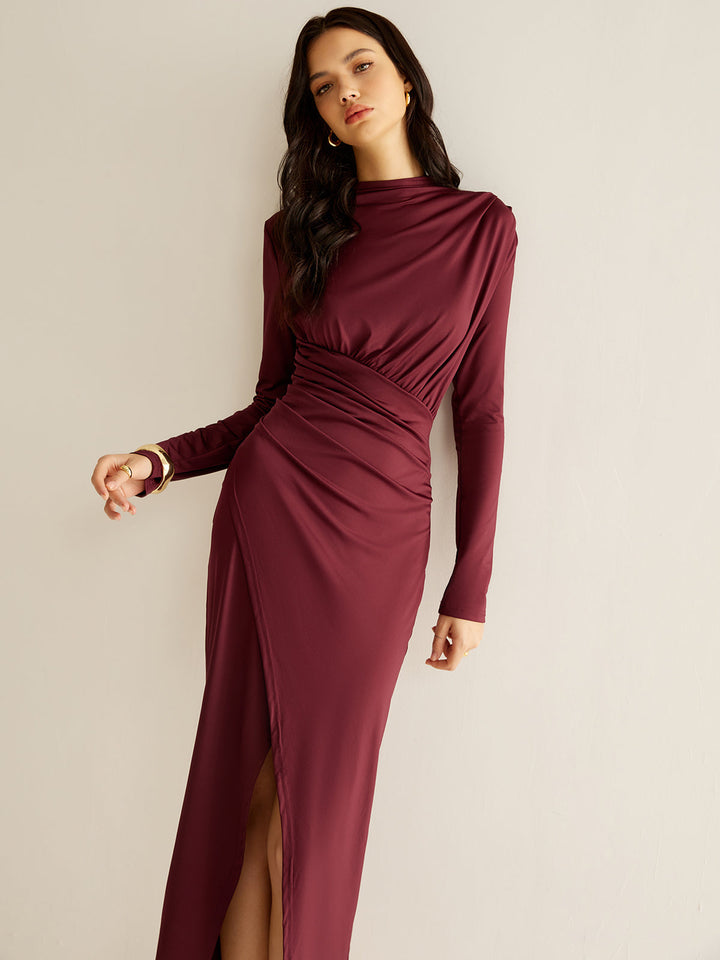 Elegantes Kleid mit Falten und Schlitz
