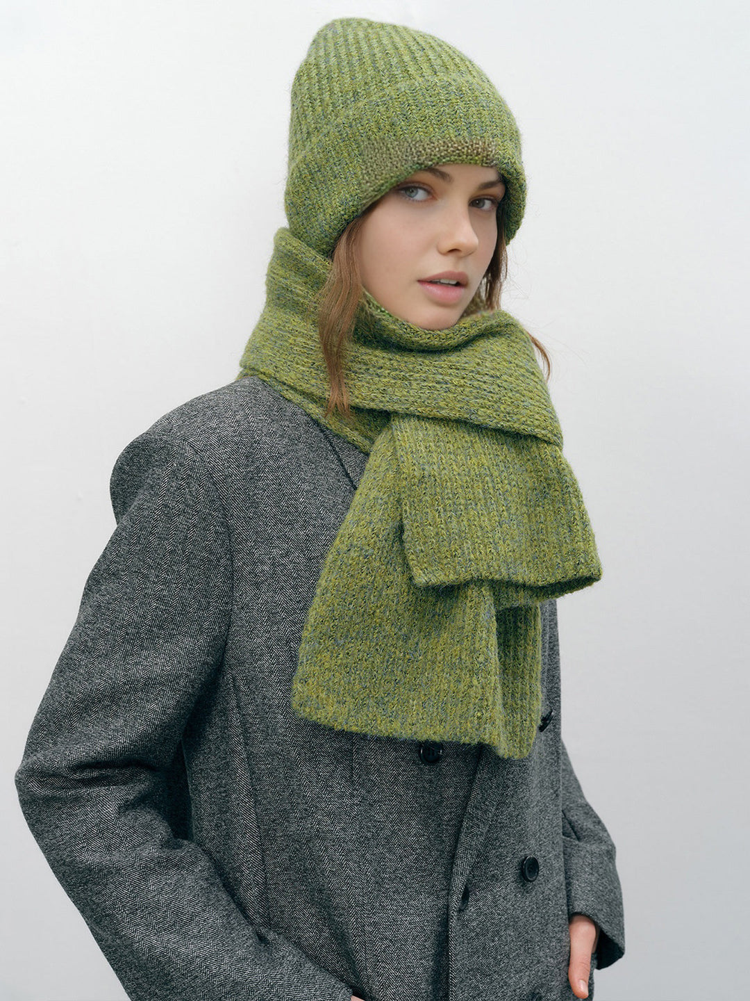 Schlichte warme Strickmütze mit passendem Schal