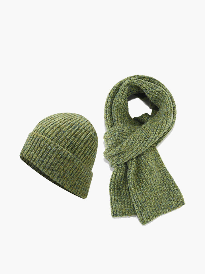 Schlichte warme Strickmütze mit passendem Schal