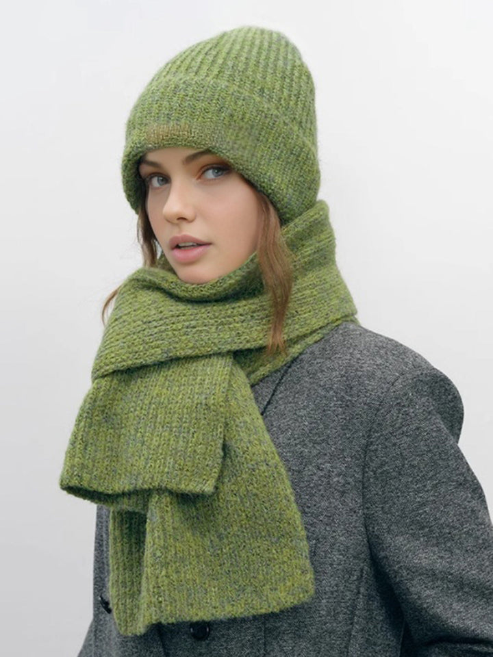 Schlichte warme Strickmütze mit passendem Schal