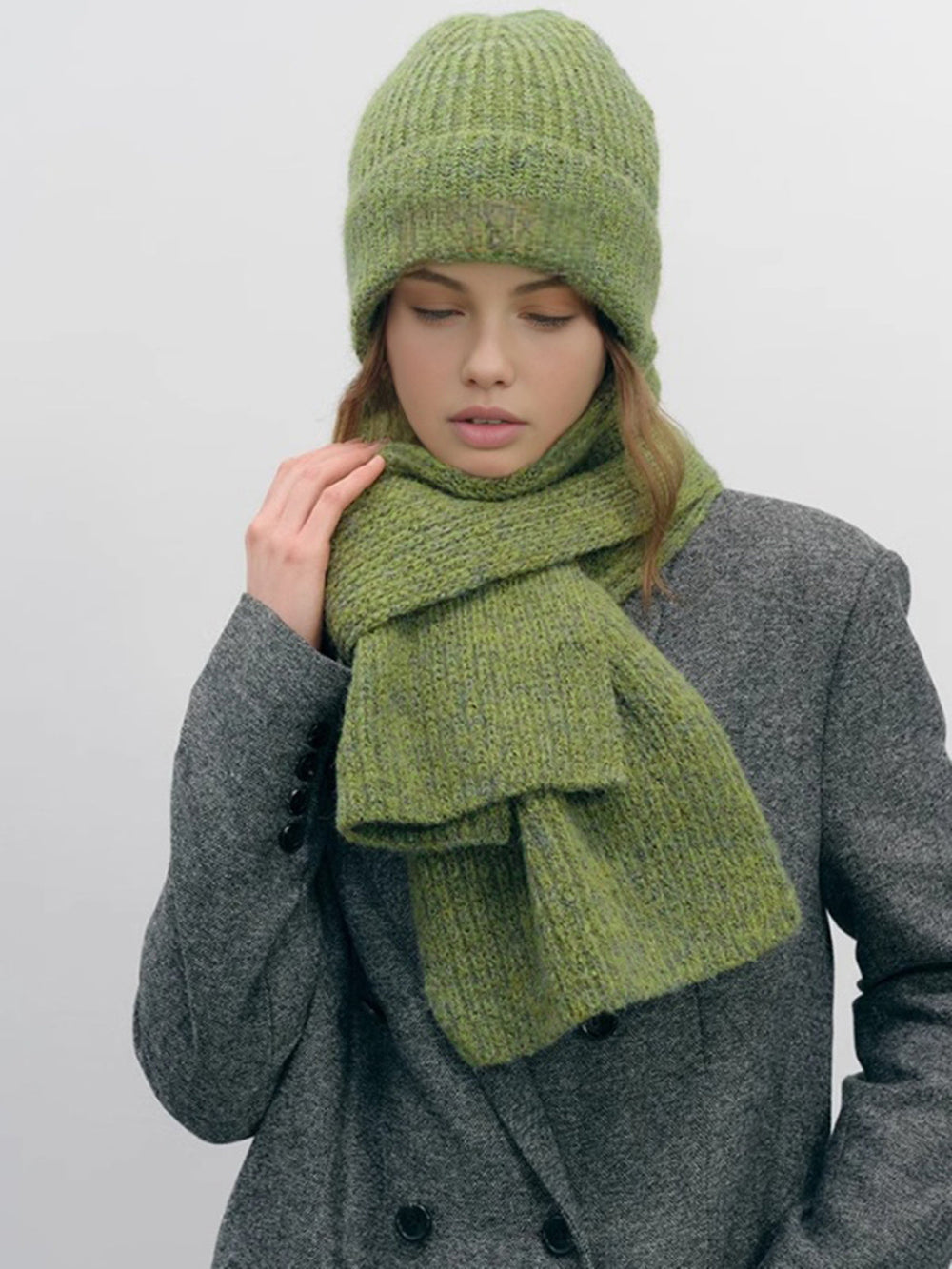 Schlichte warme Strickmütze mit passendem Schal