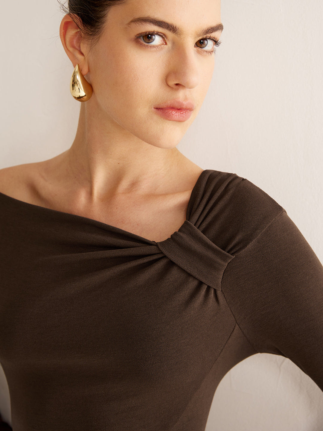 Geknotetes Cold-Shoulder Jersey-Oberteil