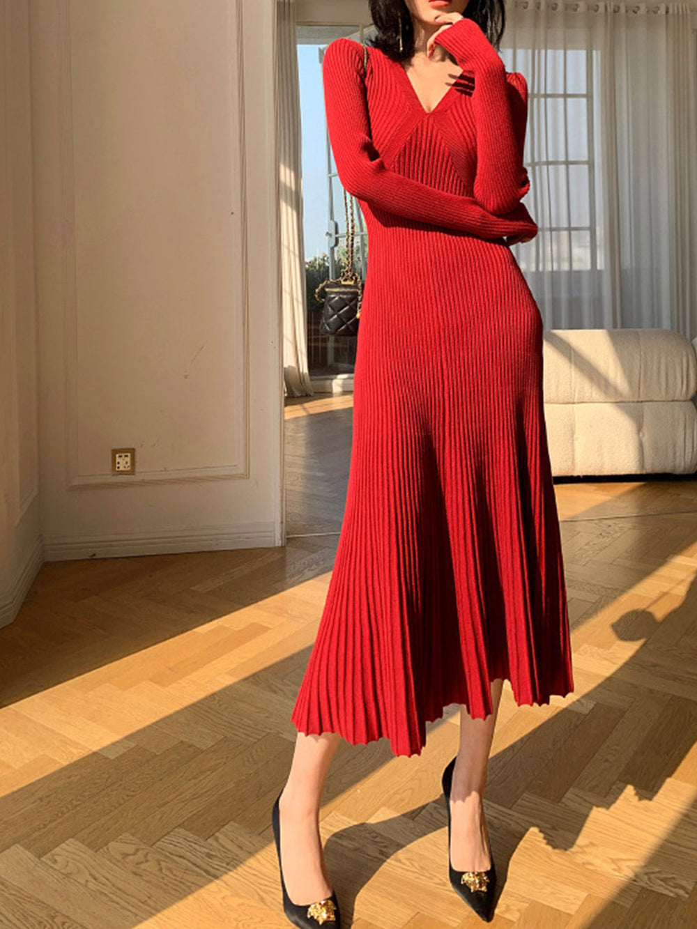 Elegantes Kleid mit V-Ausschnitt und Falten