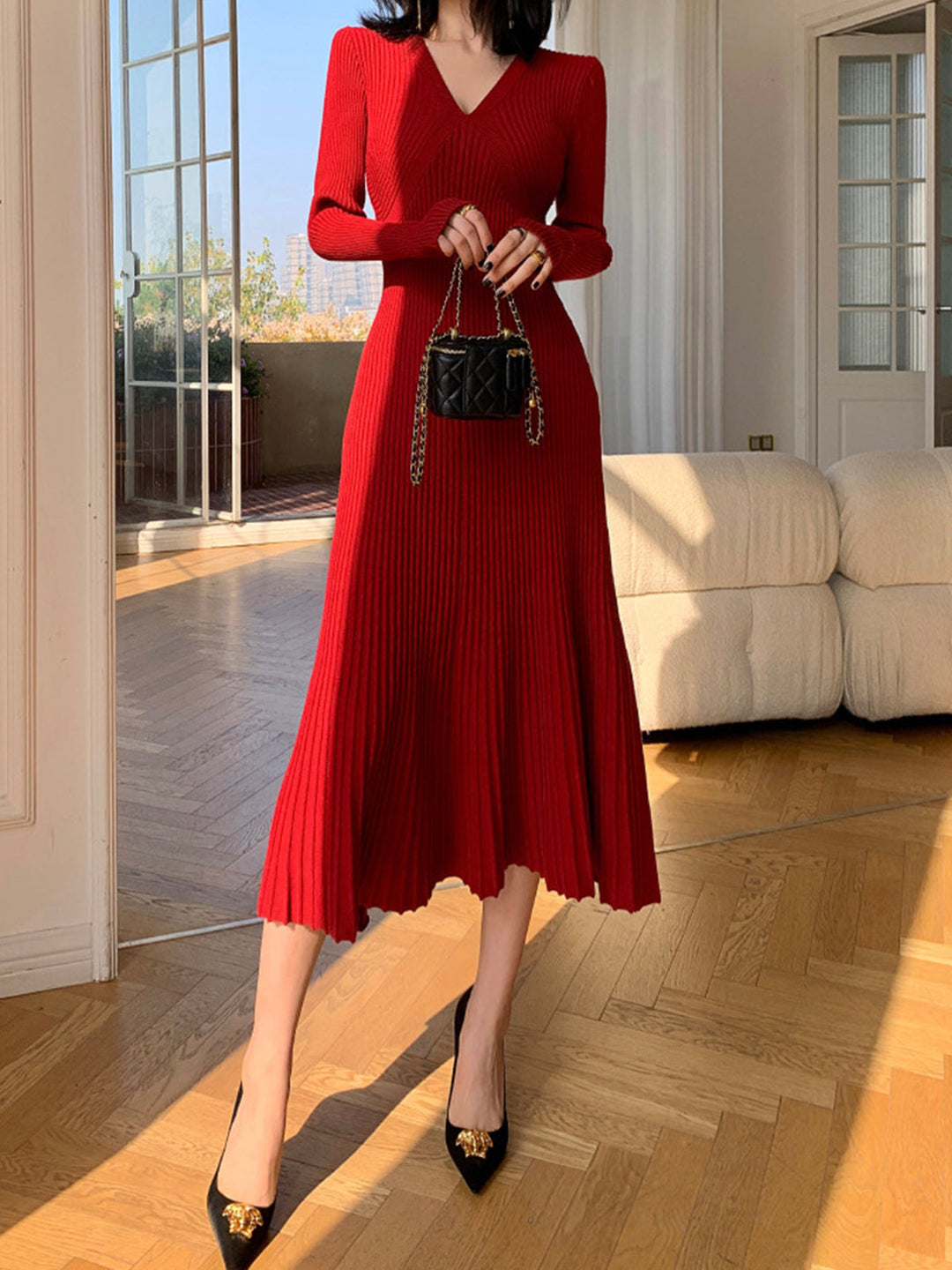 Elegantes Kleid mit V-Ausschnitt und Falten
