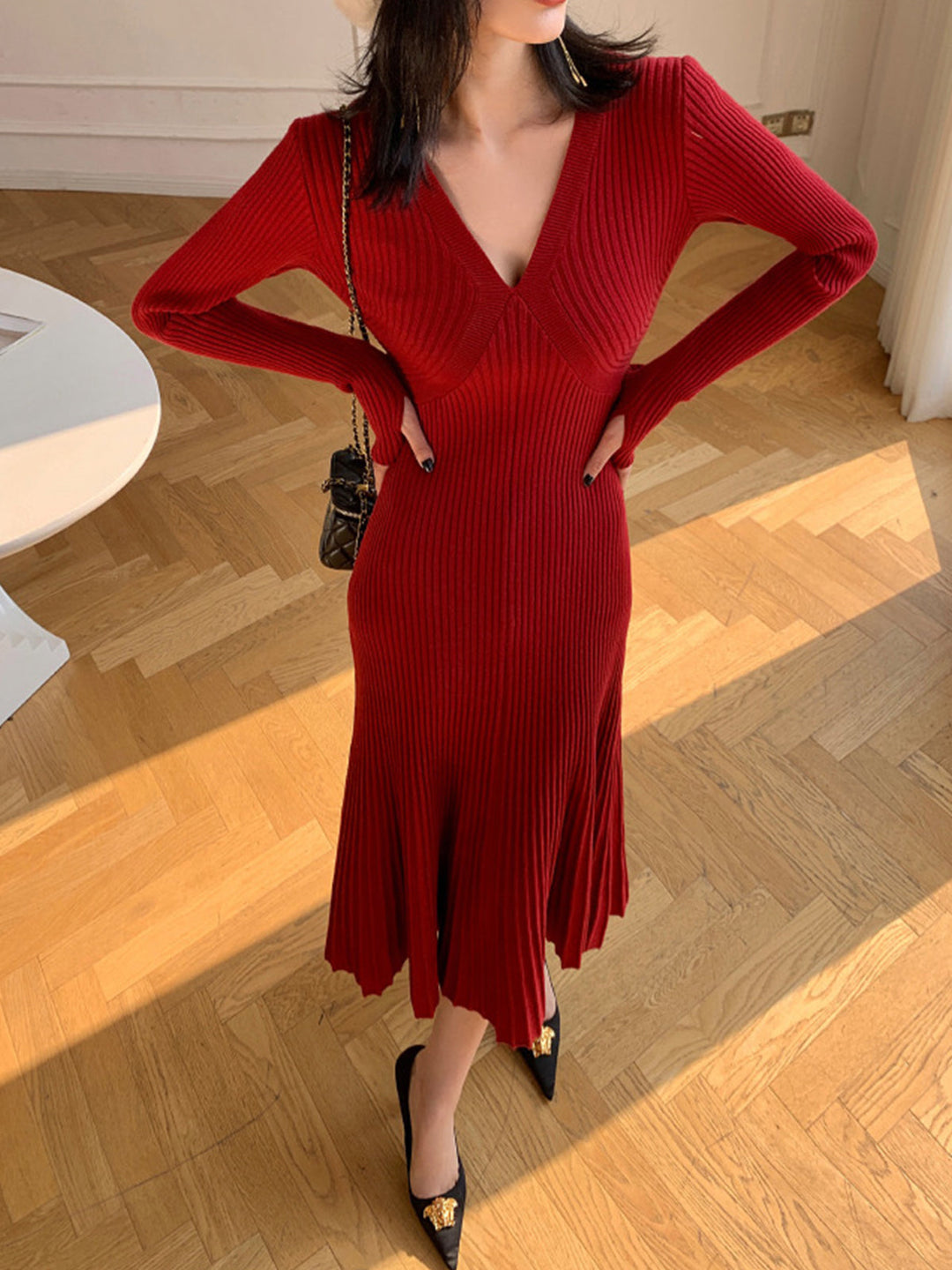 Elegantes Kleid mit V-Ausschnitt und Falten
