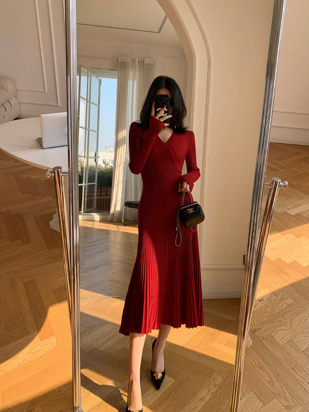 Elegantes Kleid mit V-Ausschnitt und Falten