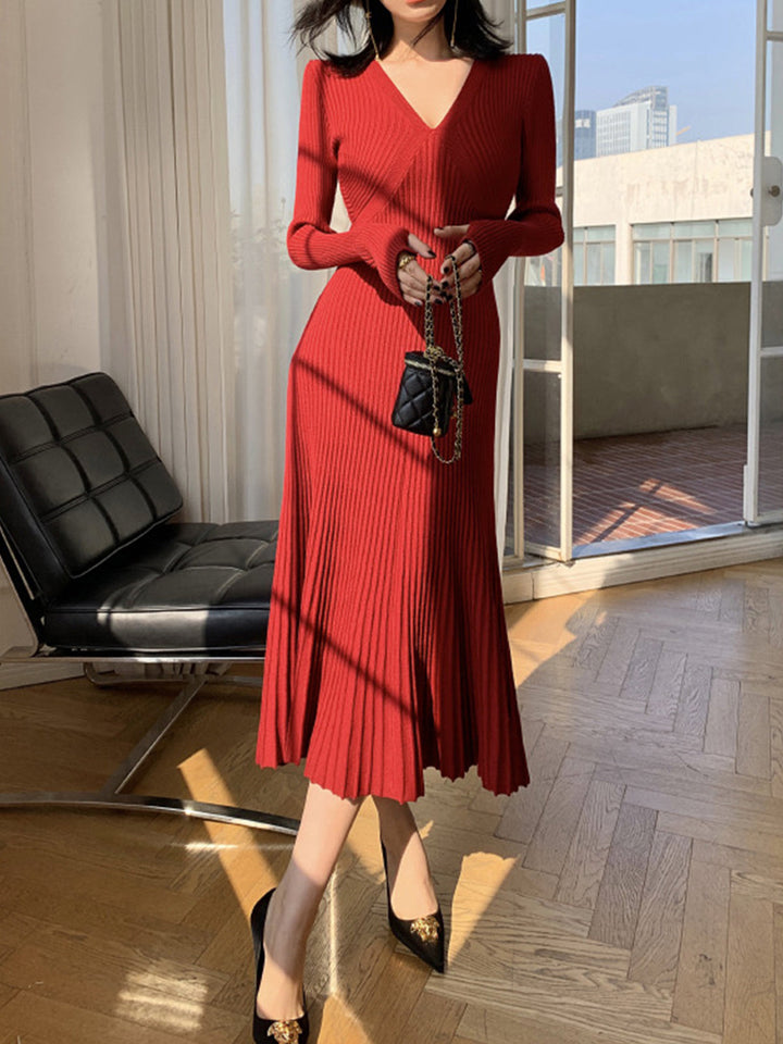 Elegantes Kleid mit V-Ausschnitt und Falten