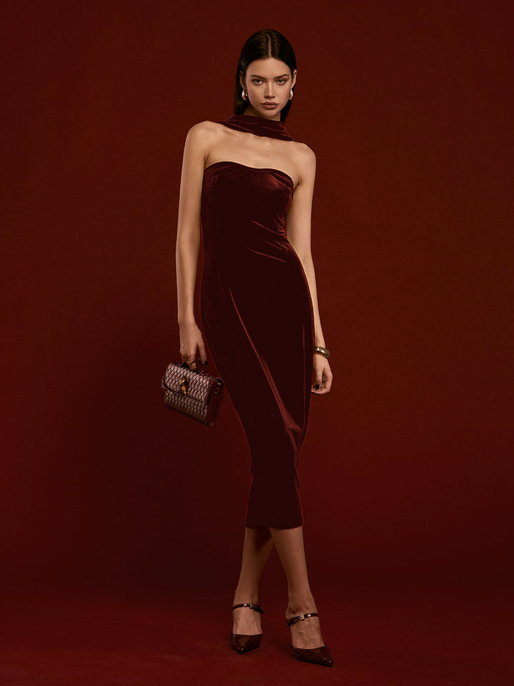 Kleines Samtkleid mit Rückenfrei