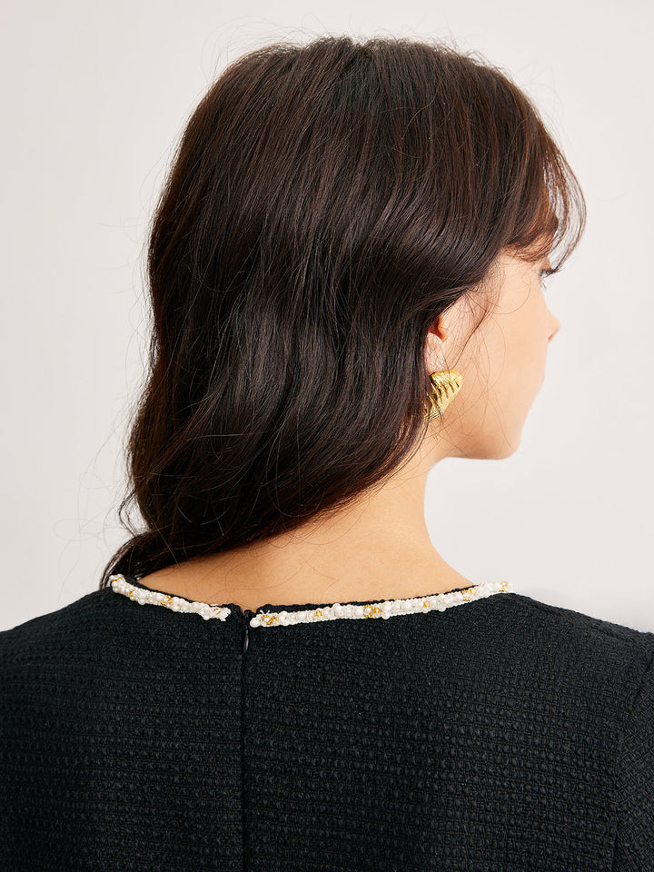 Kleid mit eckigem Ausschnitt und Perlenstickerei