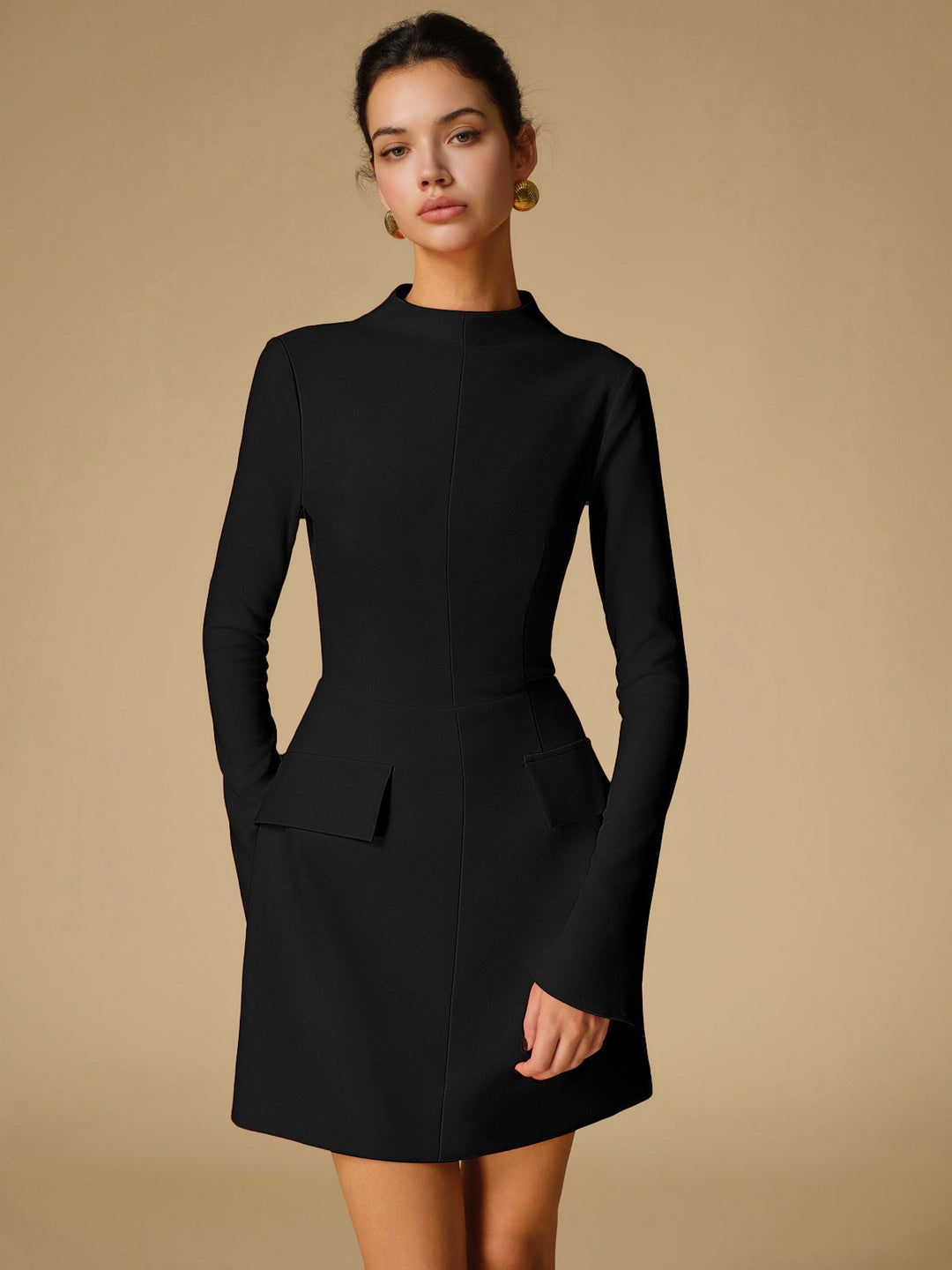 Minimalistisches schlichtes Kleid mit Rollkragen