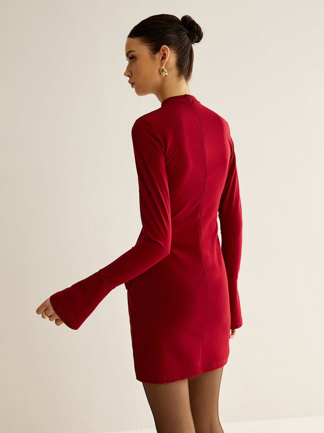Schlichtes Kleid mit Paspelierung