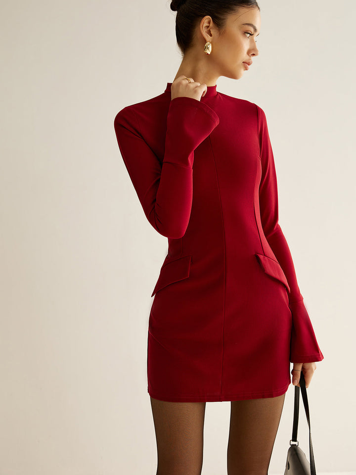 Schlichtes Kleid mit Paspelierung