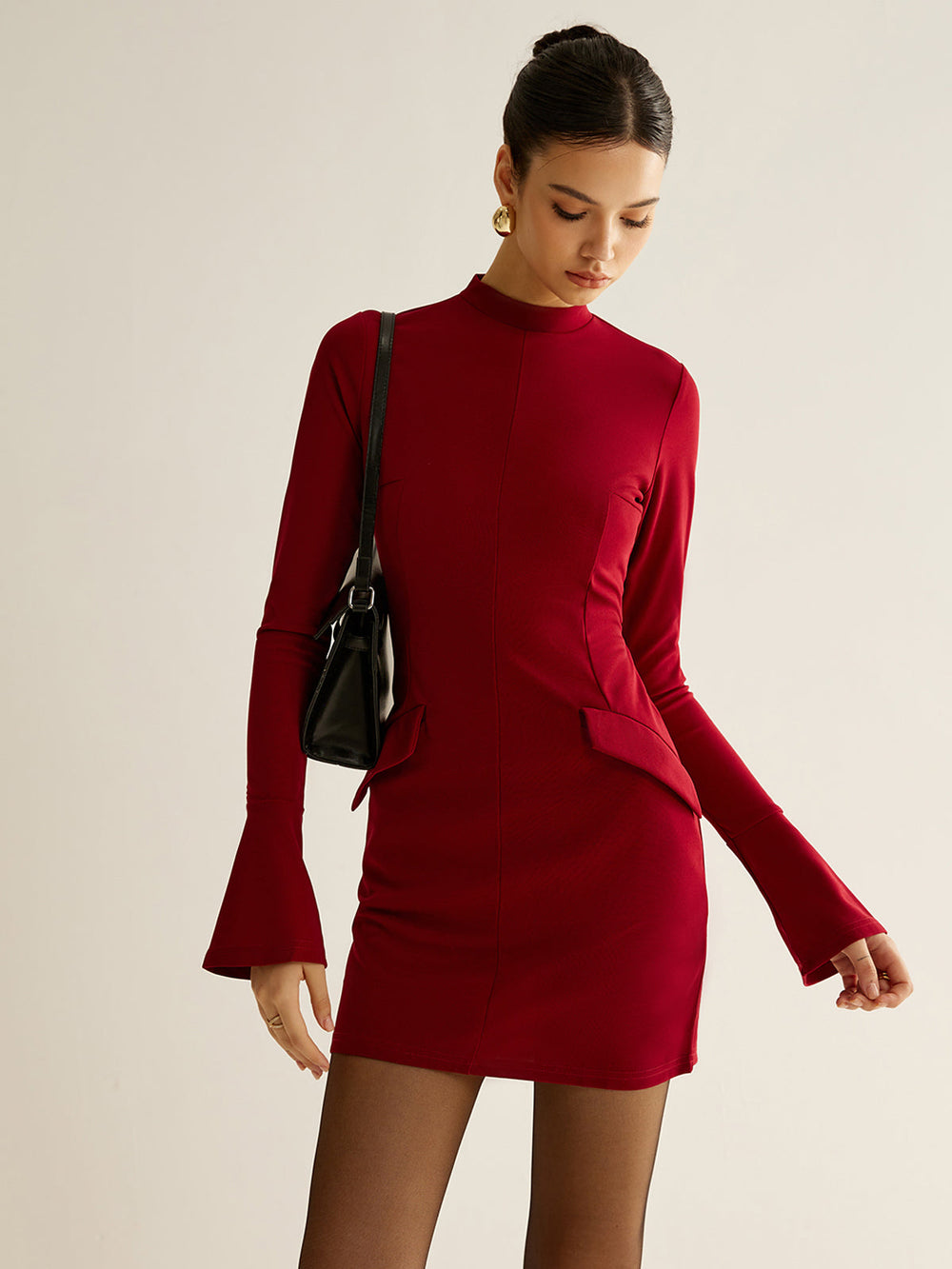Schlichtes Kleid mit Paspelierung