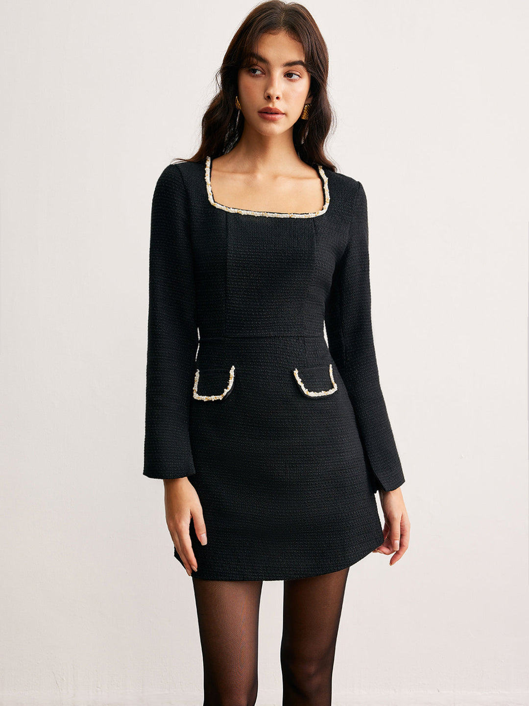 Kleid mit eckigem Ausschnitt und Perlenstickerei