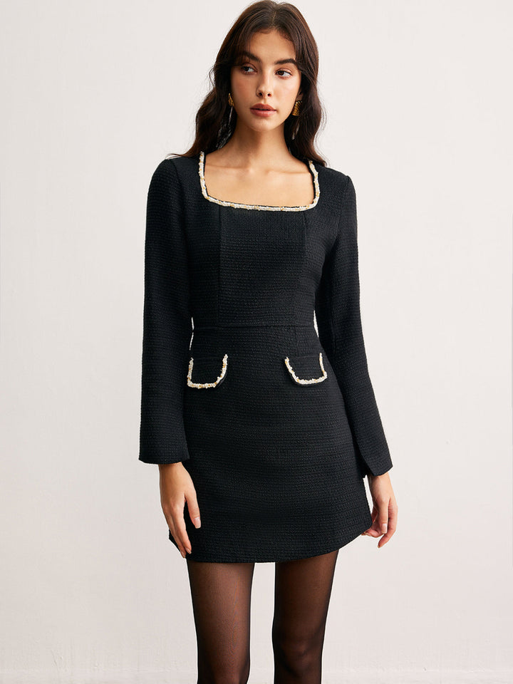 Kleid mit eckigem Ausschnitt und Perlenstickerei