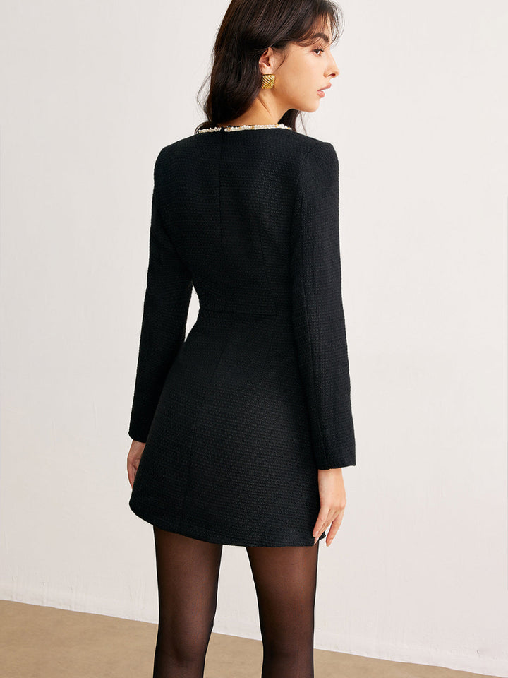 Kleid mit eckigem Ausschnitt und Perlenstickerei