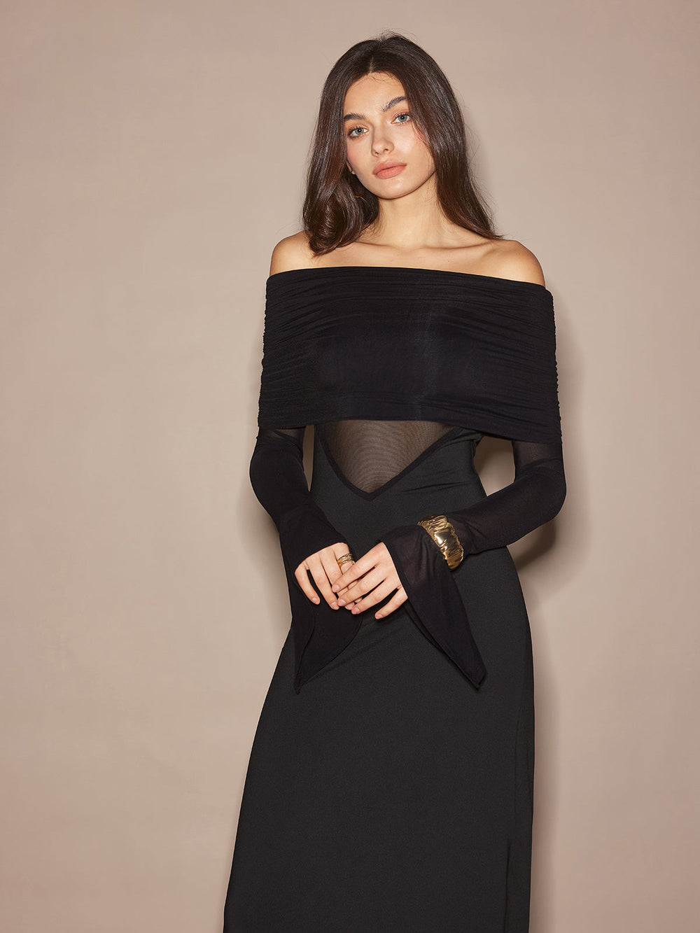Kleid mit transparenten Einsätzen und schulterfreiem Ausschnitt