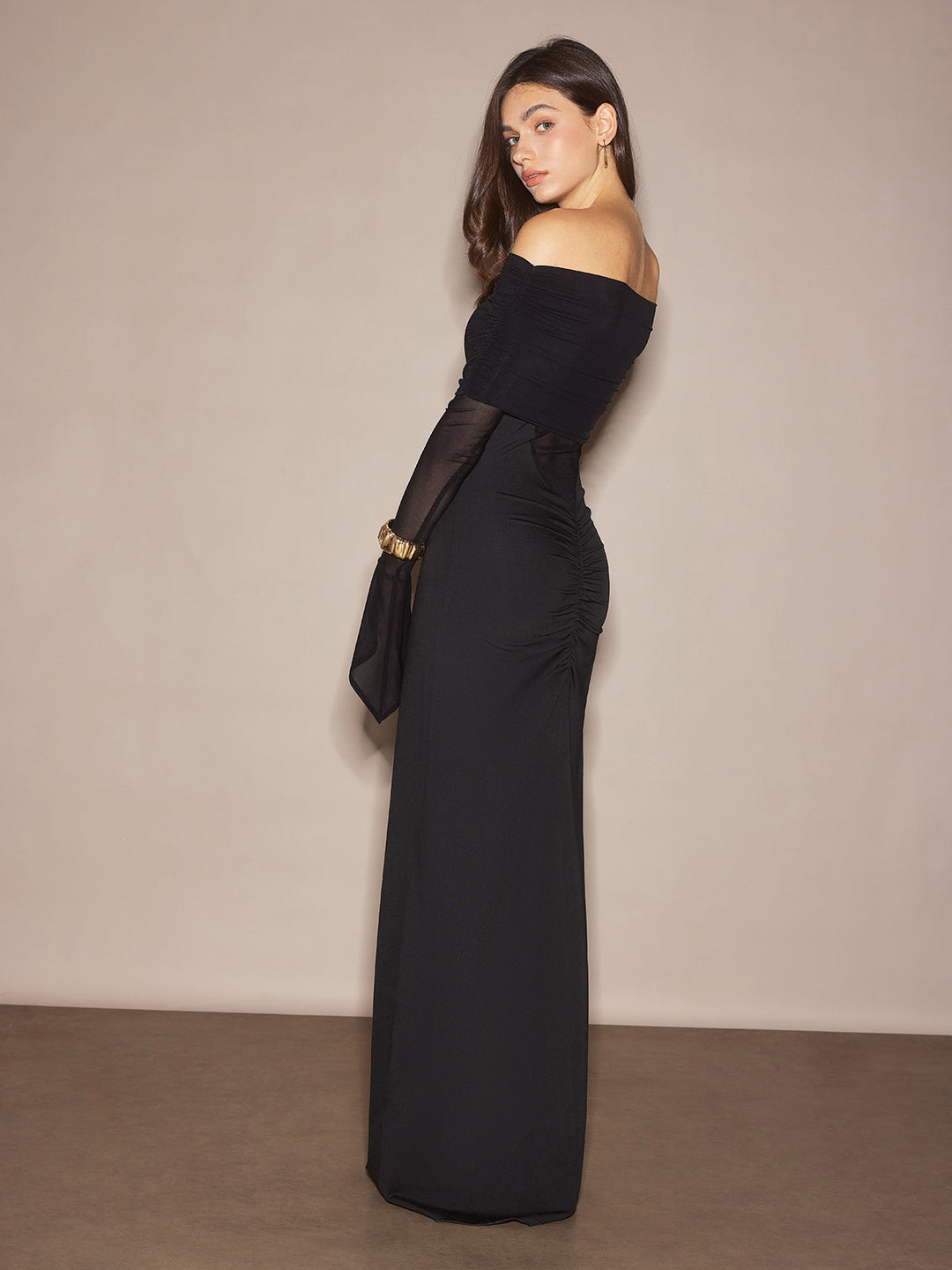 Kleid mit transparenten Einsätzen und schulterfreiem Ausschnitt