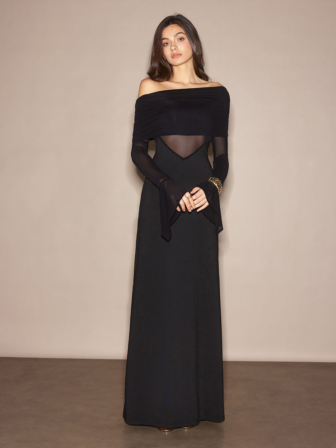 Kleid mit transparenten Einsätzen und schulterfreiem Ausschnitt