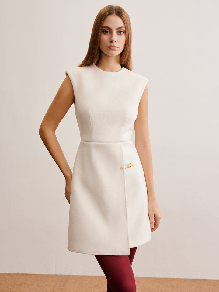 Ärmelloses Kleid mit Pin-Detail und warmem Stoff