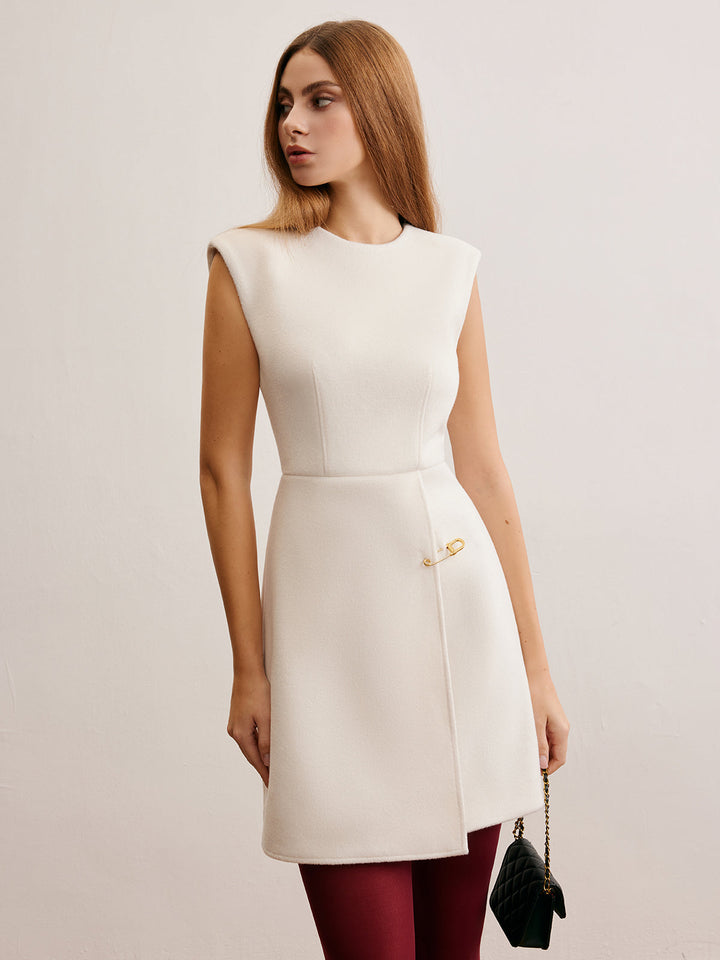 Ärmelloses Kleid mit Pin-Detail und warmem Stoff