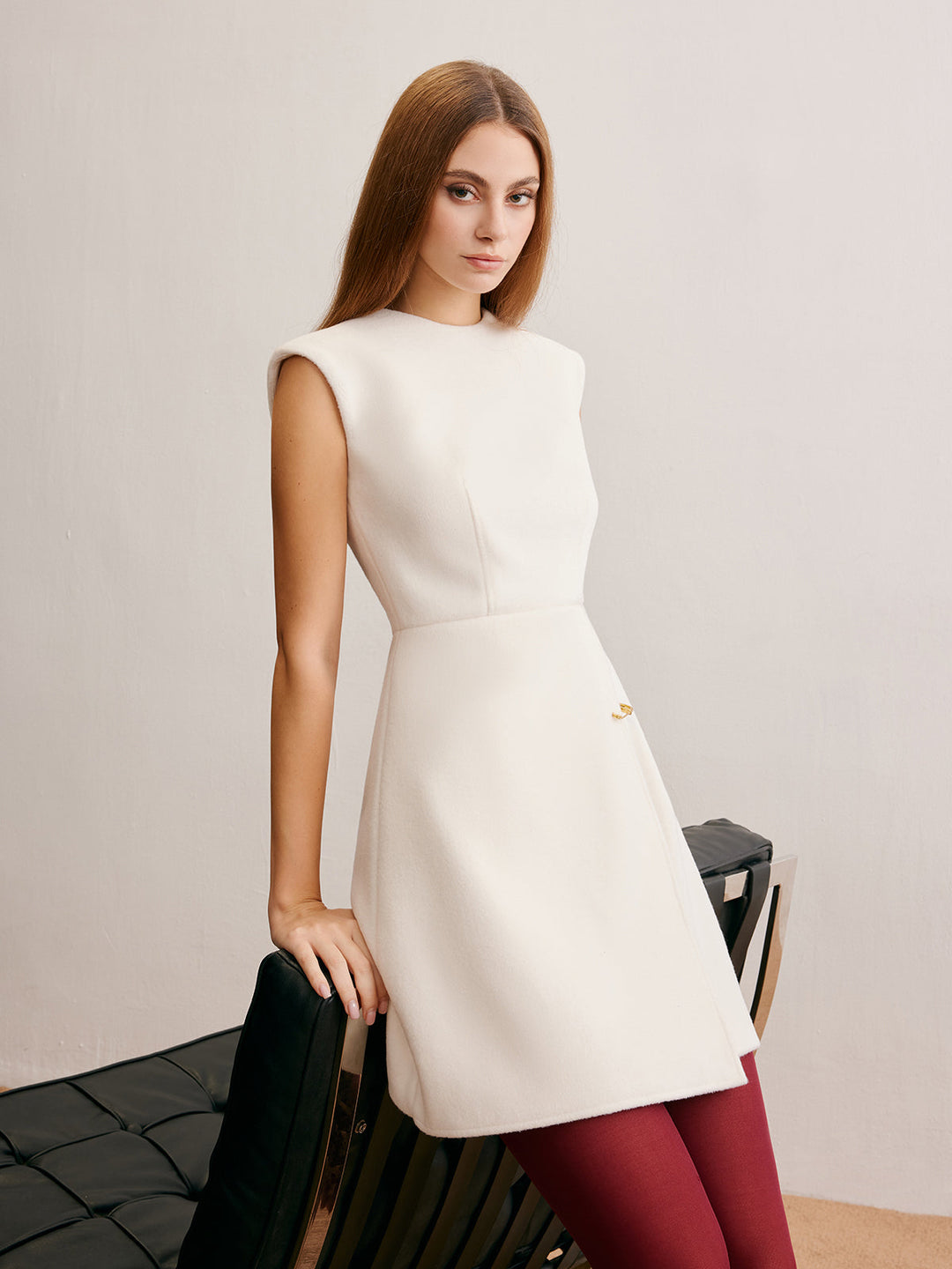 Ärmelloses Kleid mit Pin-Detail und warmem Stoff