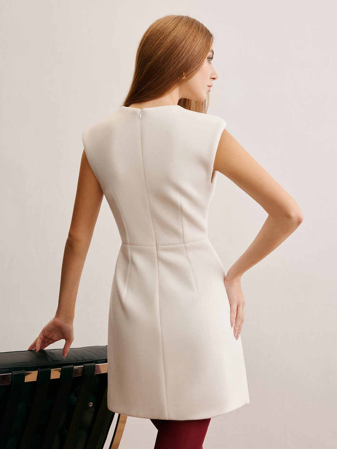 Ärmelloses Kleid mit Pin-Detail und warmem Stoff