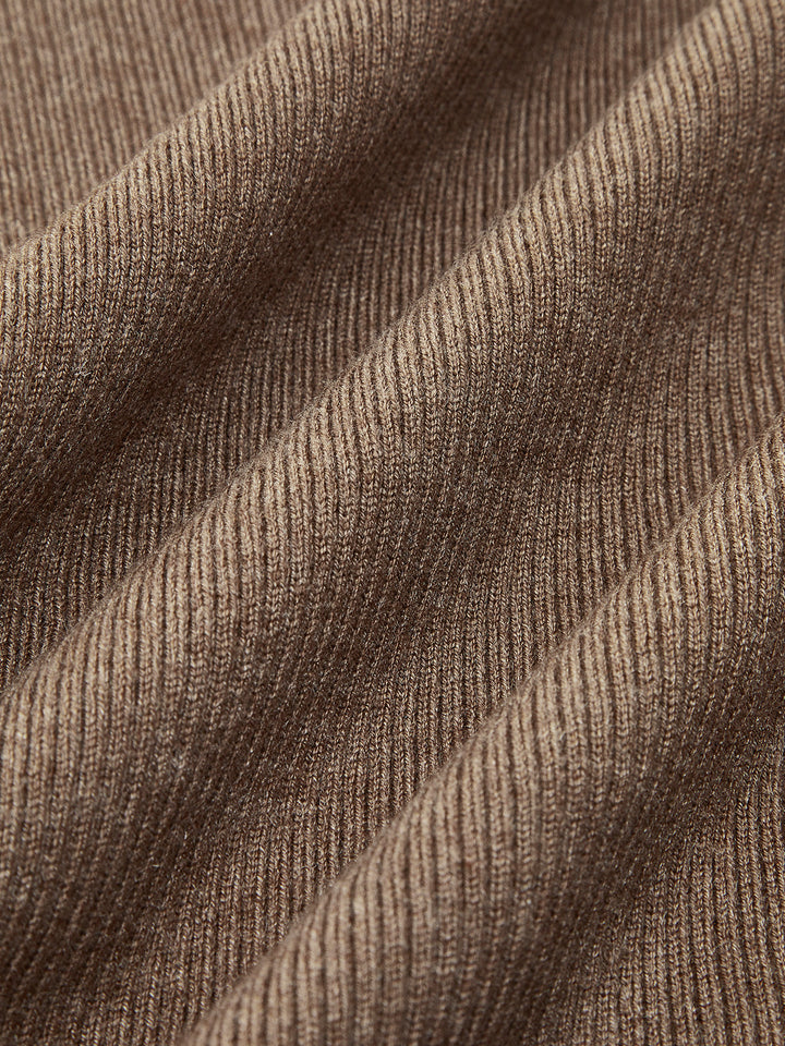 Kamelgrauer Maxikleid aus Strick mit Schlitz