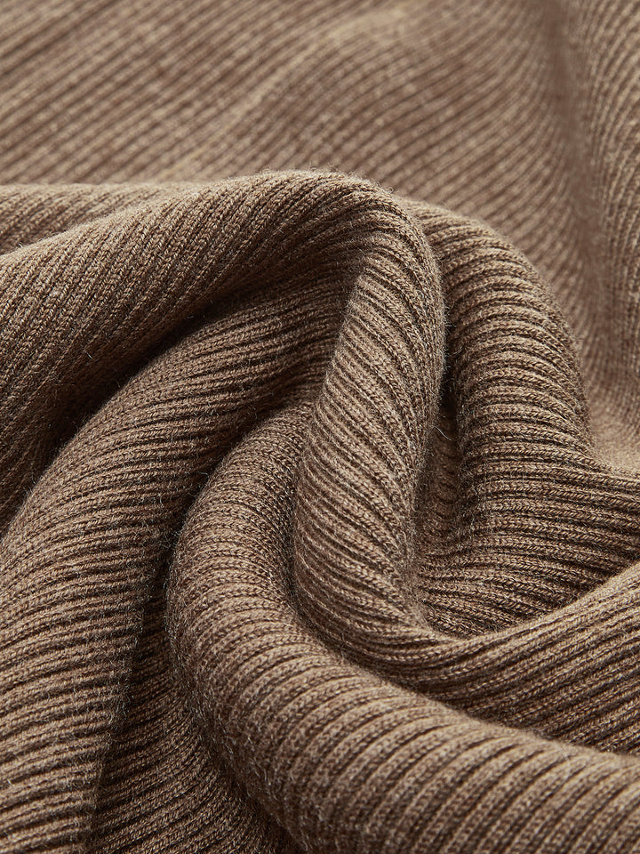 Kamelgrauer Maxikleid aus Strick mit Schlitz