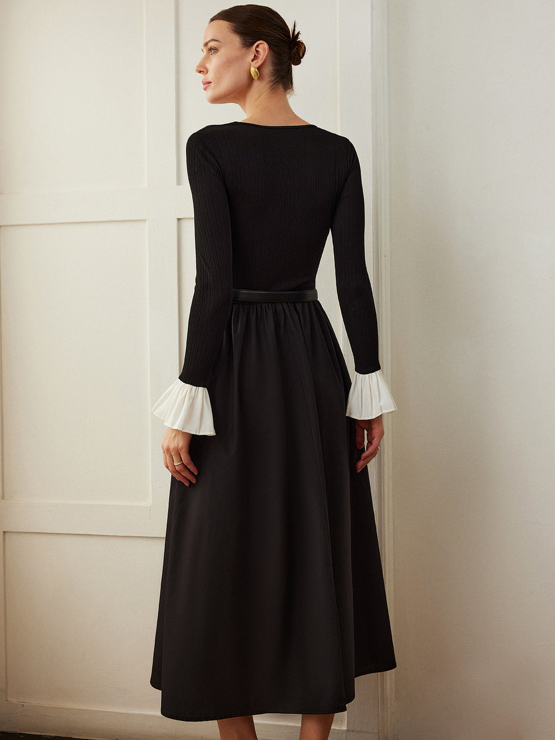 Kleid mit Rüschenbündchen und Taschen ohne Gürtel