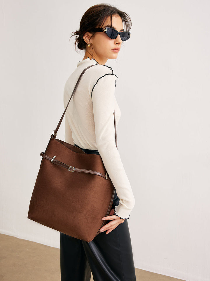Vielseitige Beuteltasche aus Wildleder mit Schnalle